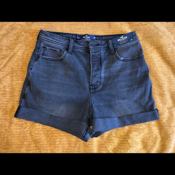 **SOLD**Hollister Dark Grey Mom Short Size 7 - Picture 1 of 9
